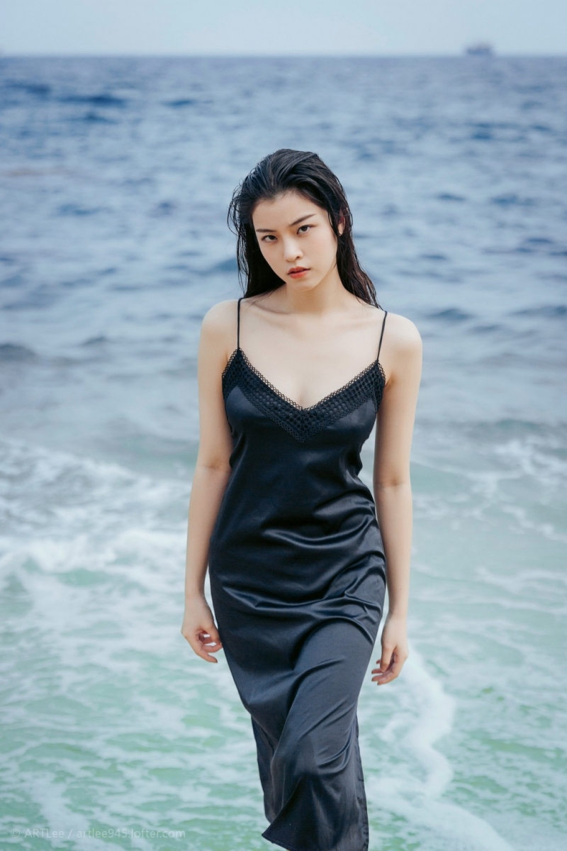 海边美女吊带黑裙湿身诱惑美图