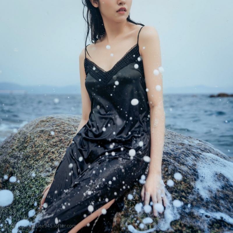 海边美女吊带黑裙湿身诱惑美图