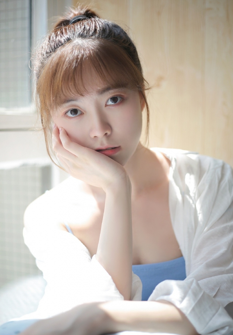 齐刘海美女萝莉吊带香肩私房照