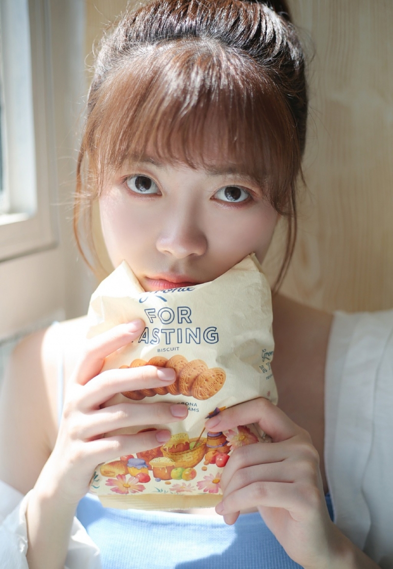 齐刘海美女萝莉吊带香肩私房照