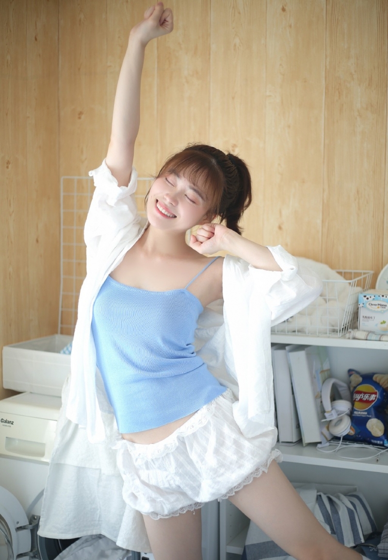 齐刘海美女萝莉吊带香肩私房照