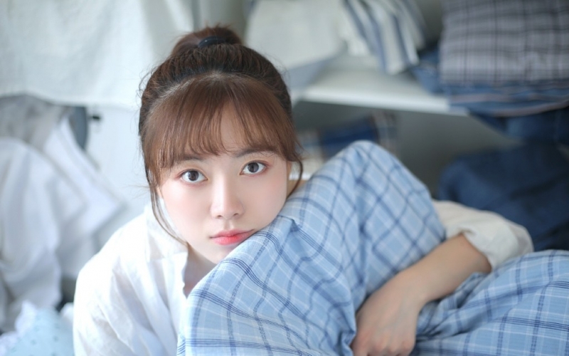 齐刘海美女萝莉吊带香肩私房照