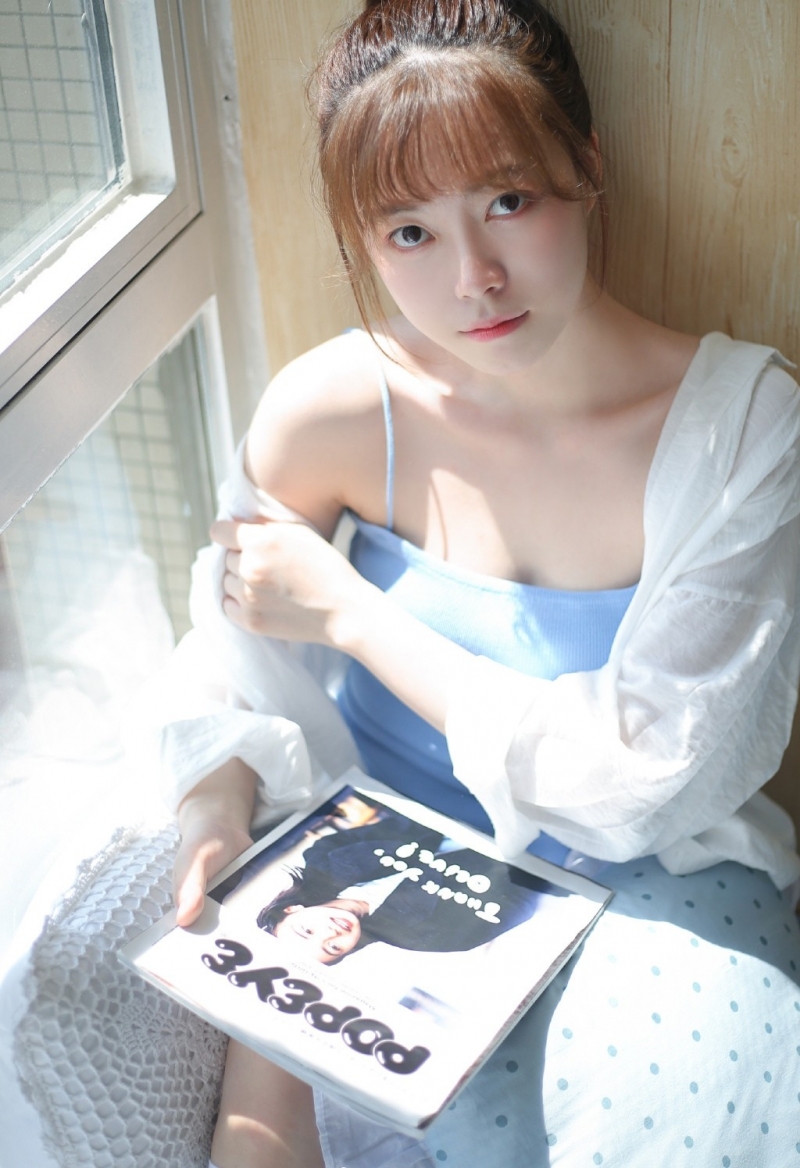 齐刘海美女萝莉吊带香肩私房照