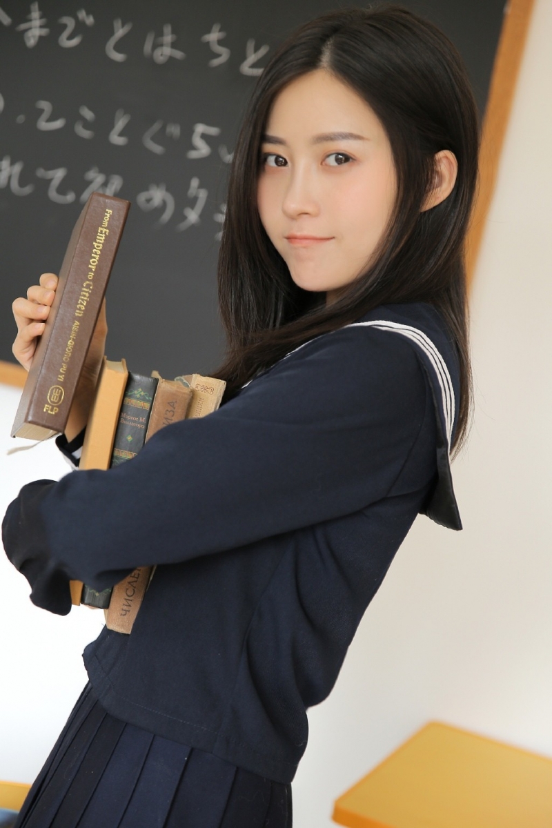 长发学生妹日系JK制服教室写真
