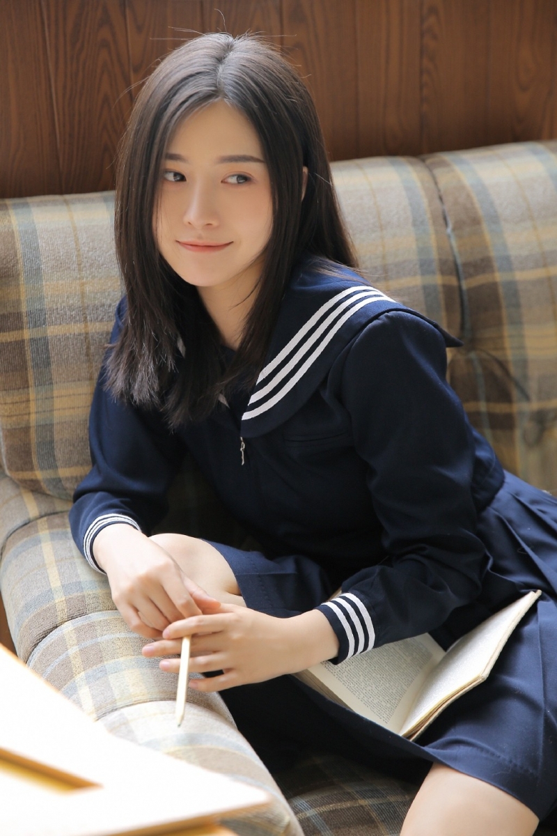 长发学生妹日系JK制服教室写真
