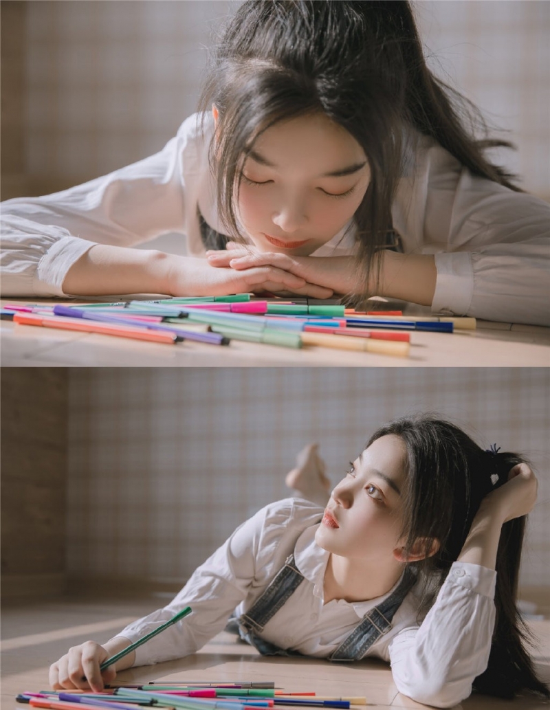 高马尾美眉牛仔背带裤室内美图