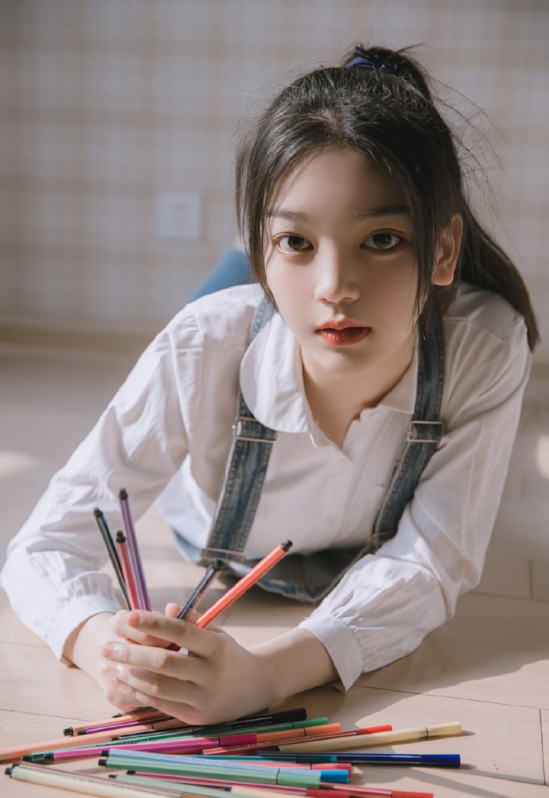 高马尾美眉牛仔背带裤室内美图