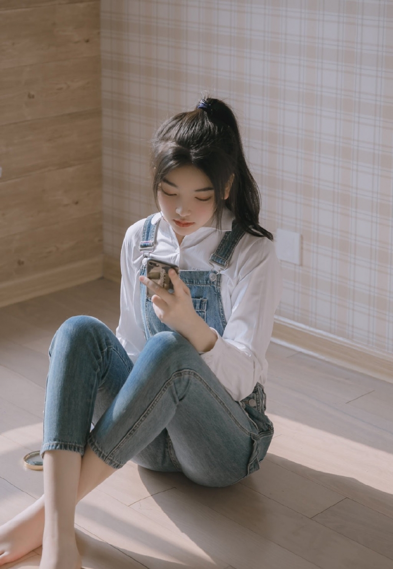 高马尾美眉牛仔背带裤室内美图