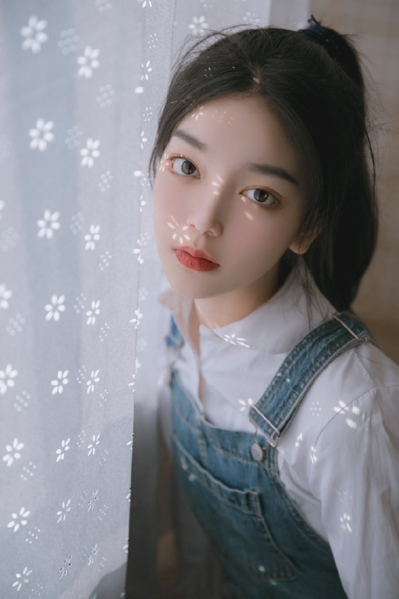 高马尾美眉牛仔背带裤室内美图