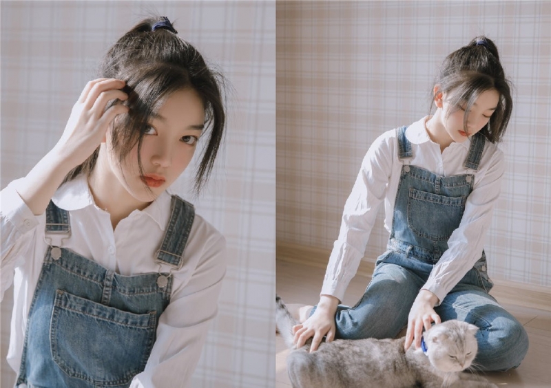 高马尾美眉牛仔背带裤室内美图