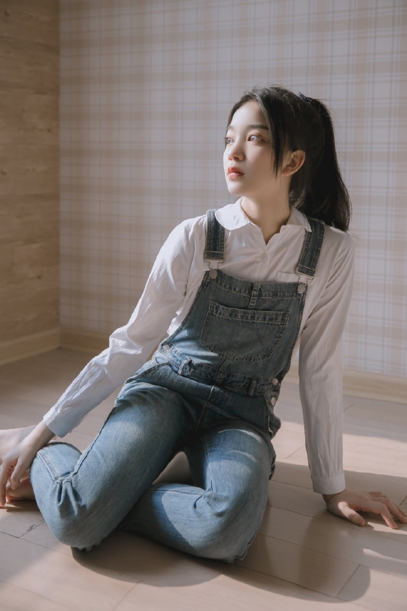 高马尾美眉牛仔背带裤室内美图