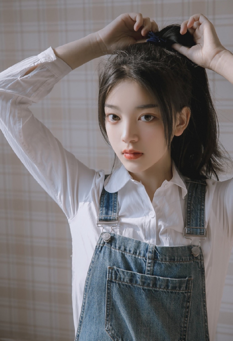 高马尾美眉牛仔背带裤室内美图