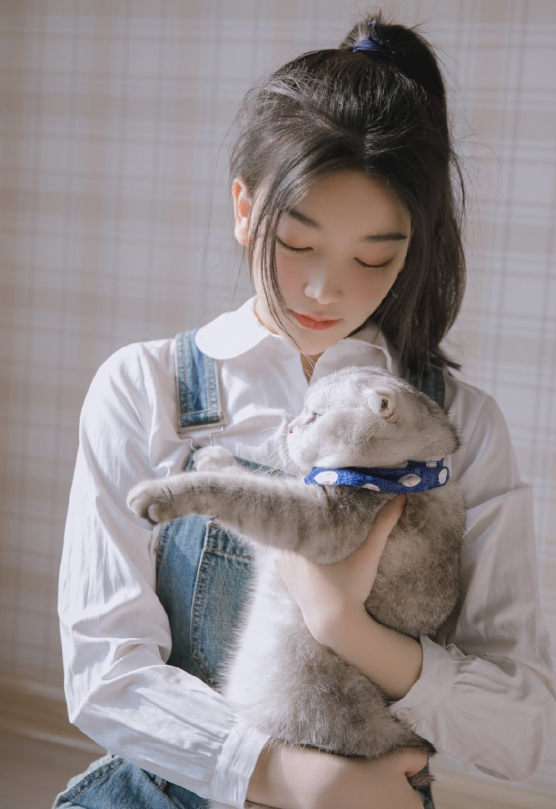 高马尾美眉牛仔背带裤室内美图