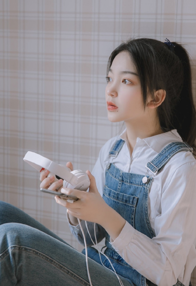 高马尾美眉牛仔背带裤室内美图