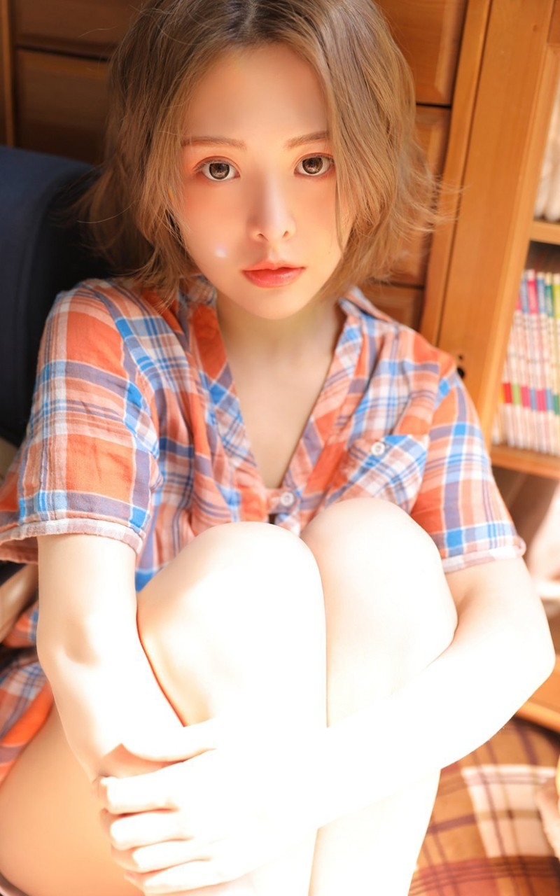 阳光下的短发美妞漂亮脸蛋私拍