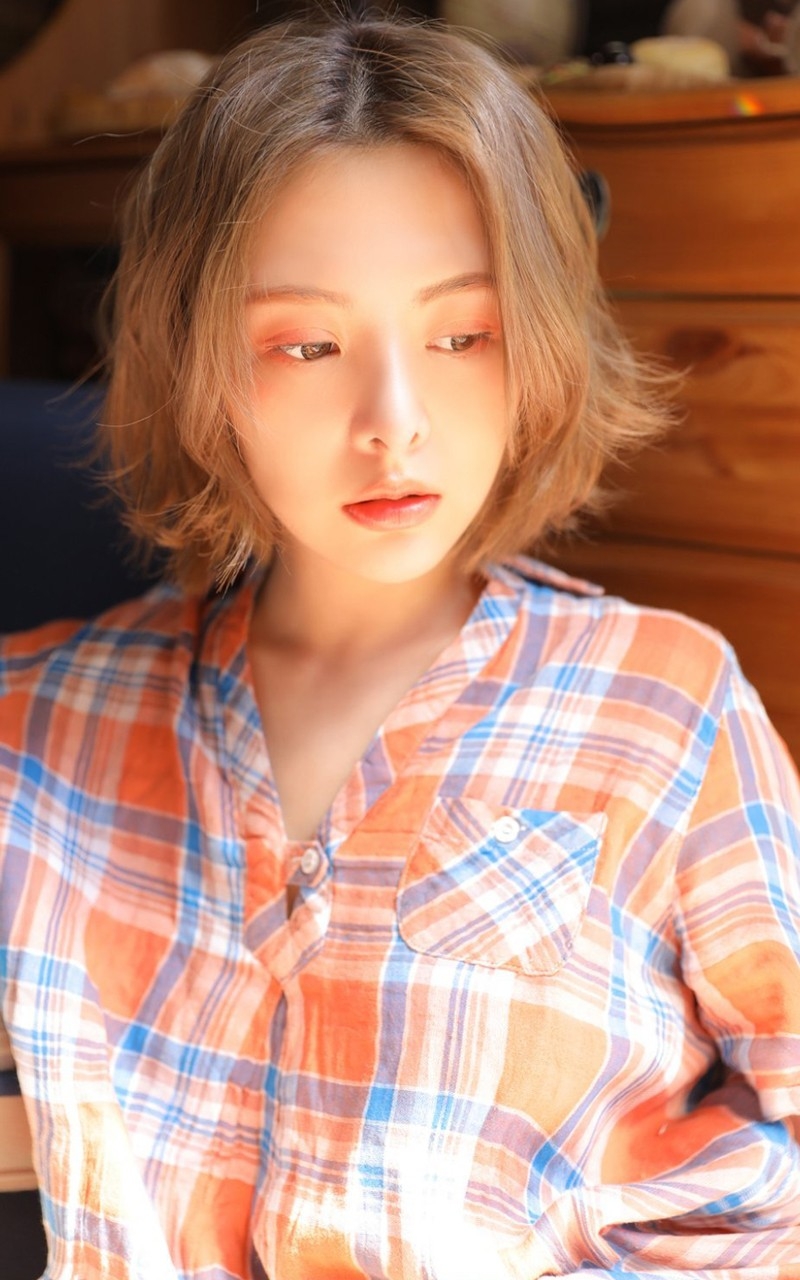 阳光下的短发美妞漂亮脸蛋私拍