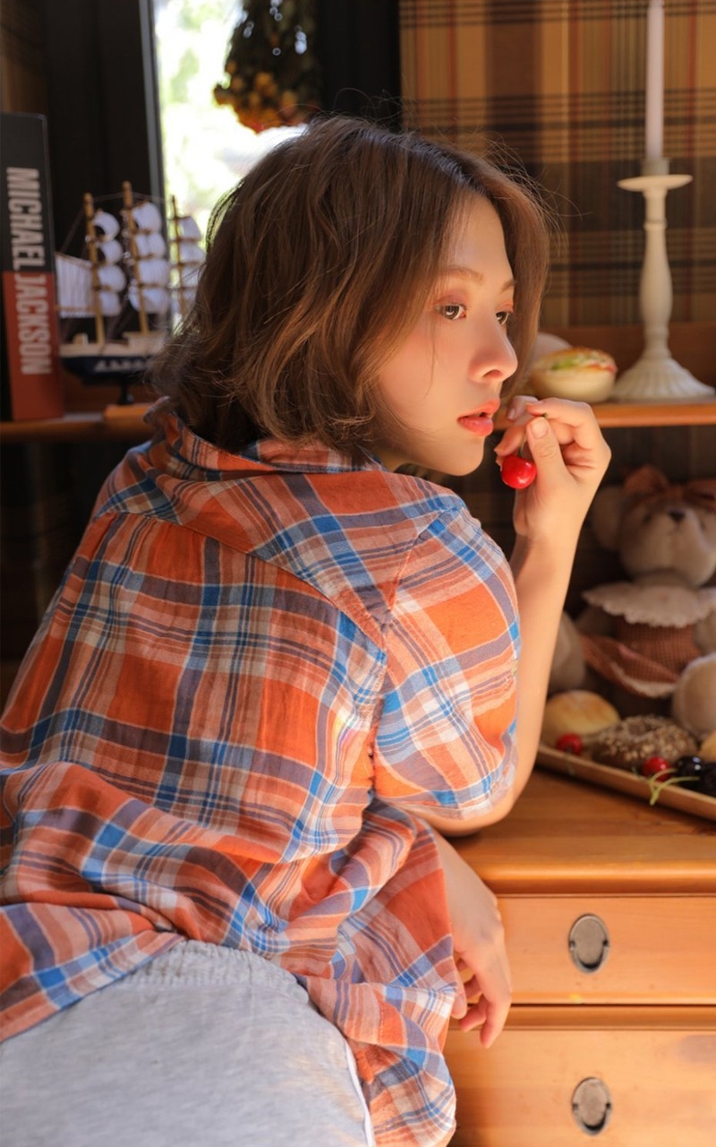 阳光下的短发美妞漂亮脸蛋私拍