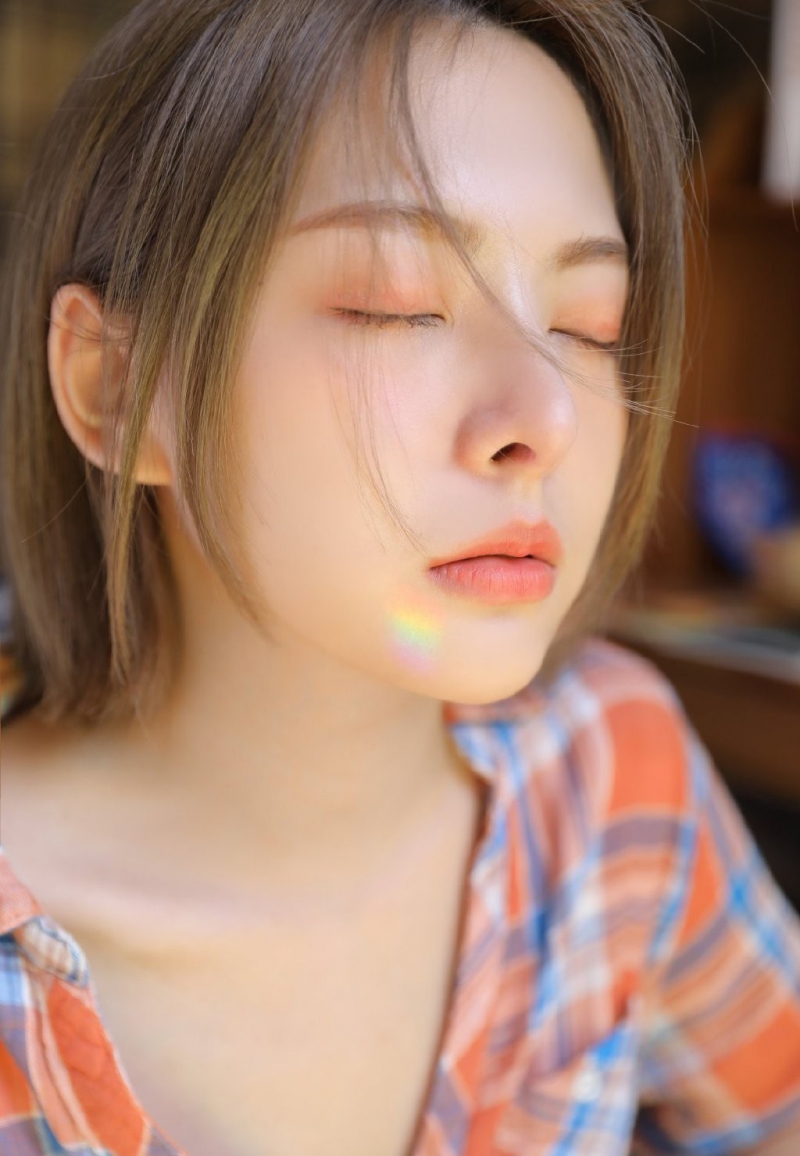 阳光下的短发美妞漂亮脸蛋私拍