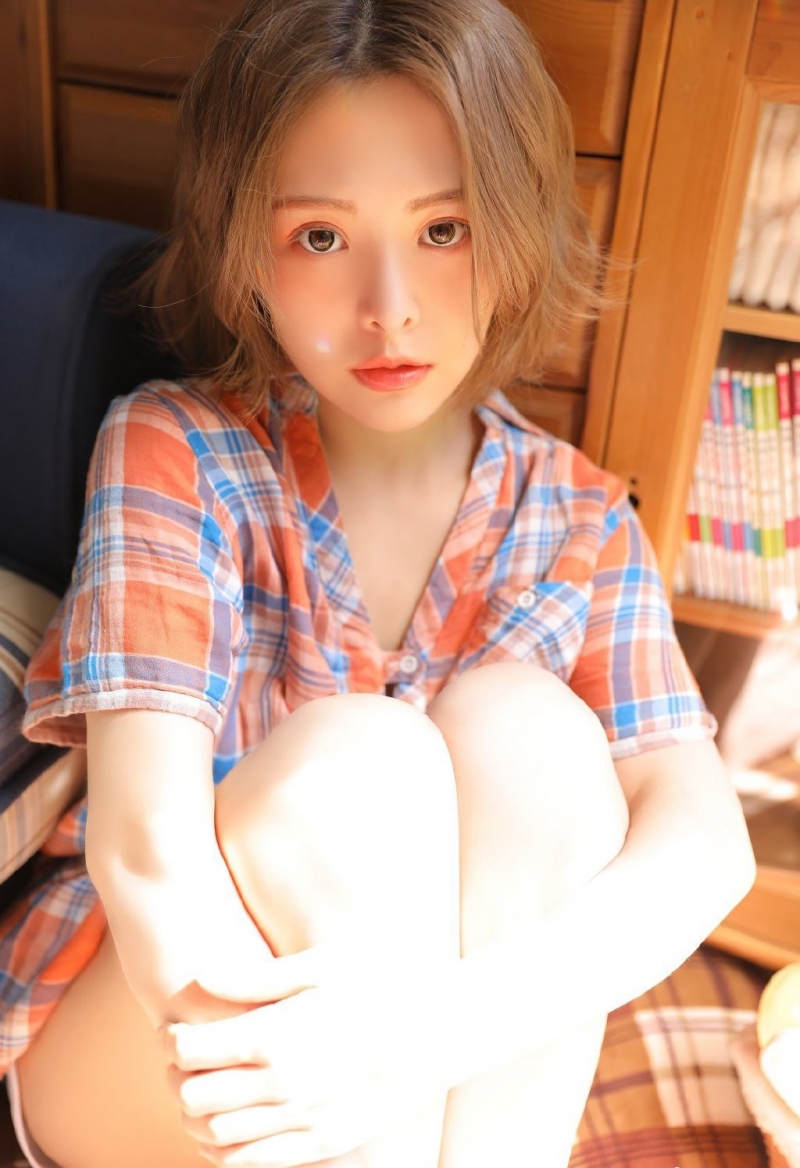 阳光下的短发美妞漂亮脸蛋私拍