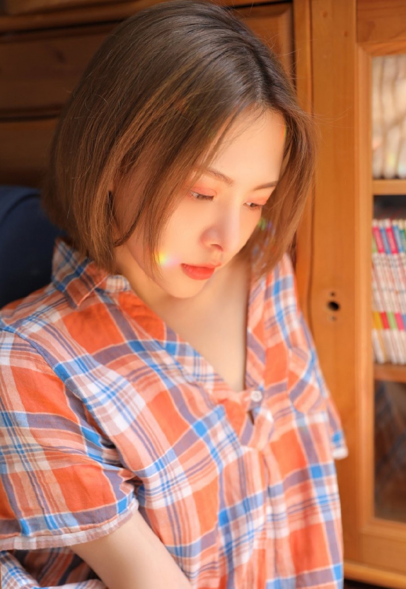 阳光下的短发美妞漂亮脸蛋私拍