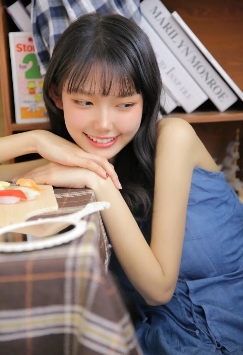 吊带裙小姐姐露齿甜笑私房写真