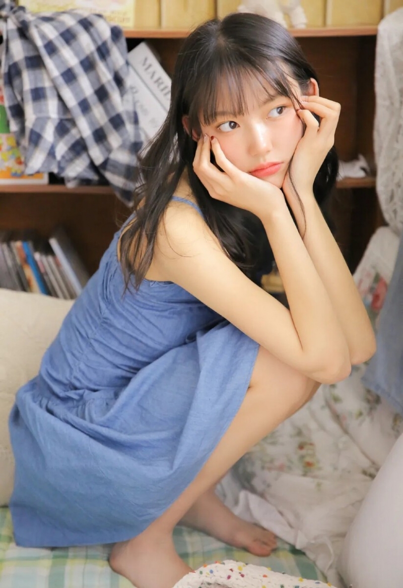 吊带裙小姐姐露齿甜笑私房写真