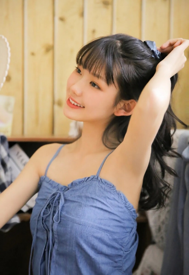 吊带裙小姐姐露齿甜笑私房写真