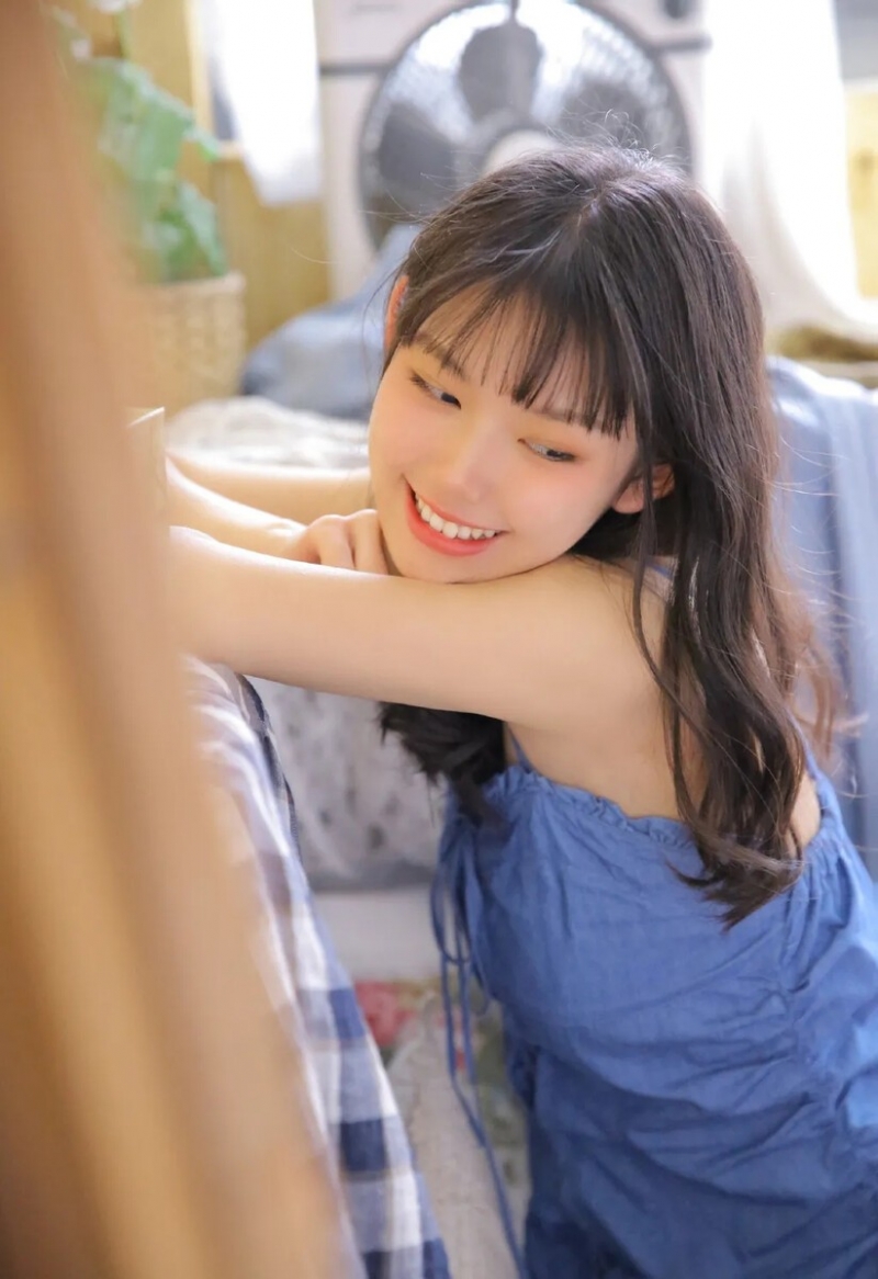 吊带裙小姐姐露齿甜笑私房写真