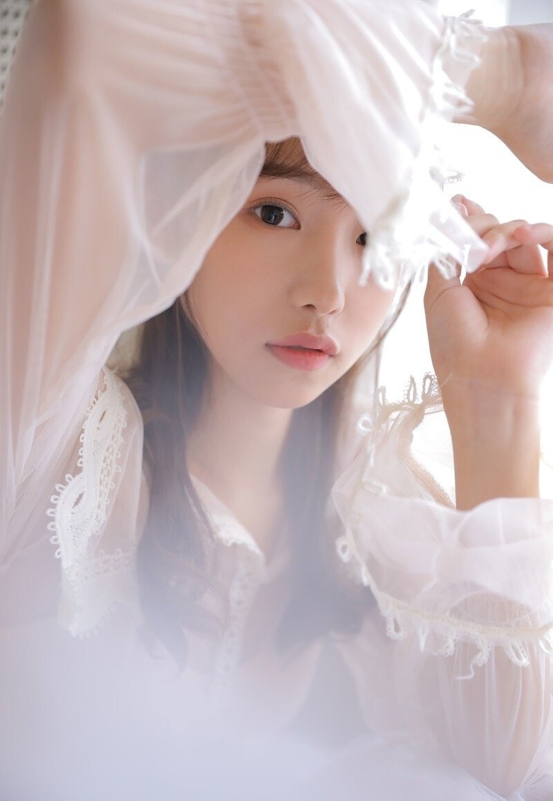 圆脸妹子蕾丝纱裙清新脱俗套图