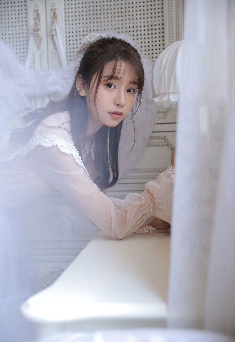 圆脸妹子蕾丝纱裙清新脱俗套图