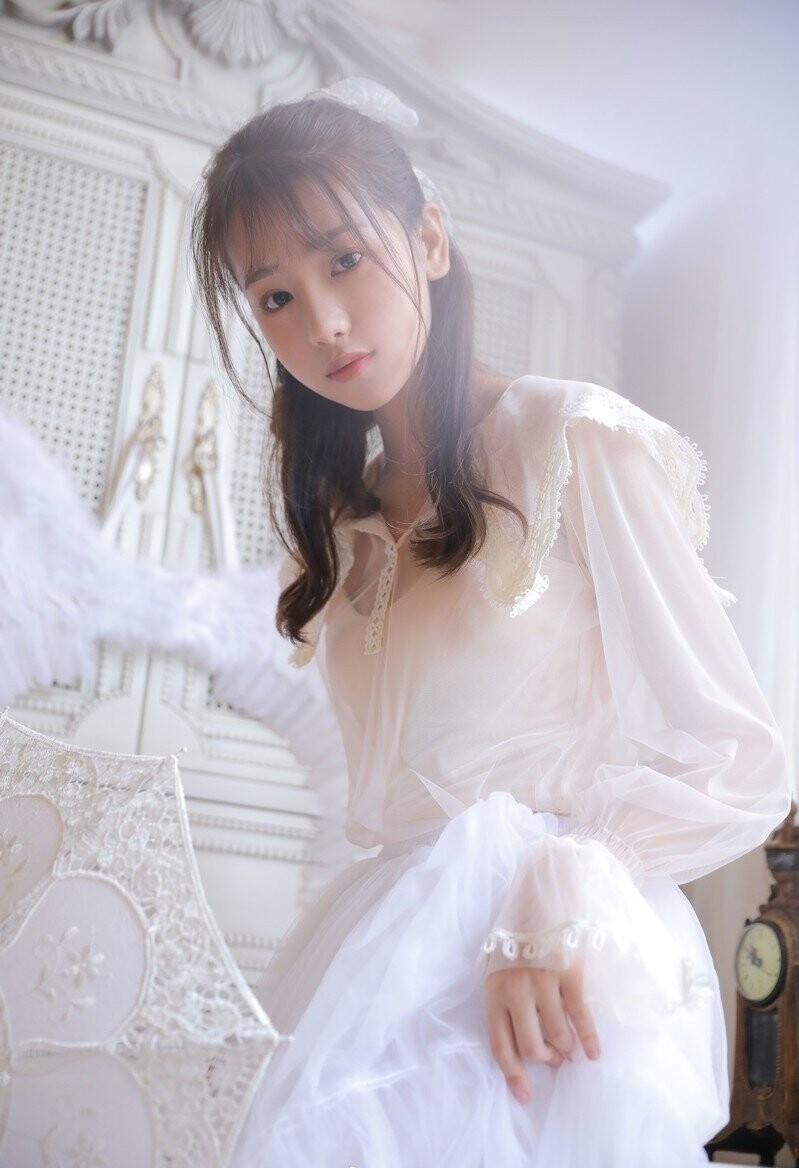 圆脸妹子蕾丝纱裙清新脱俗套图