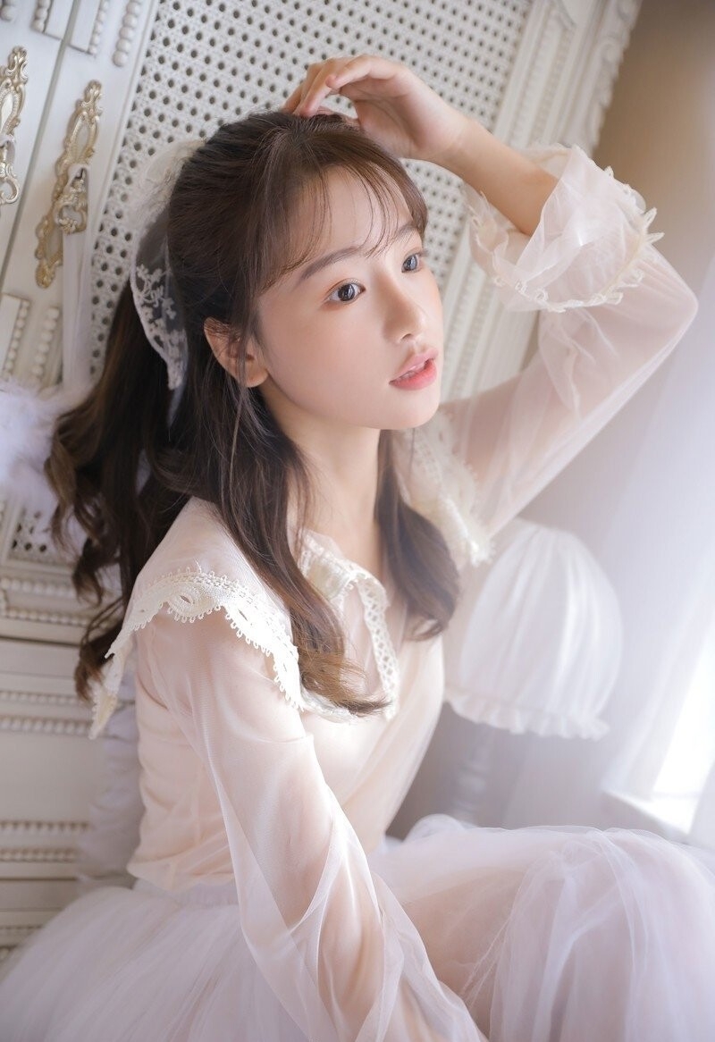 圆脸妹子蕾丝纱裙清新脱俗套图