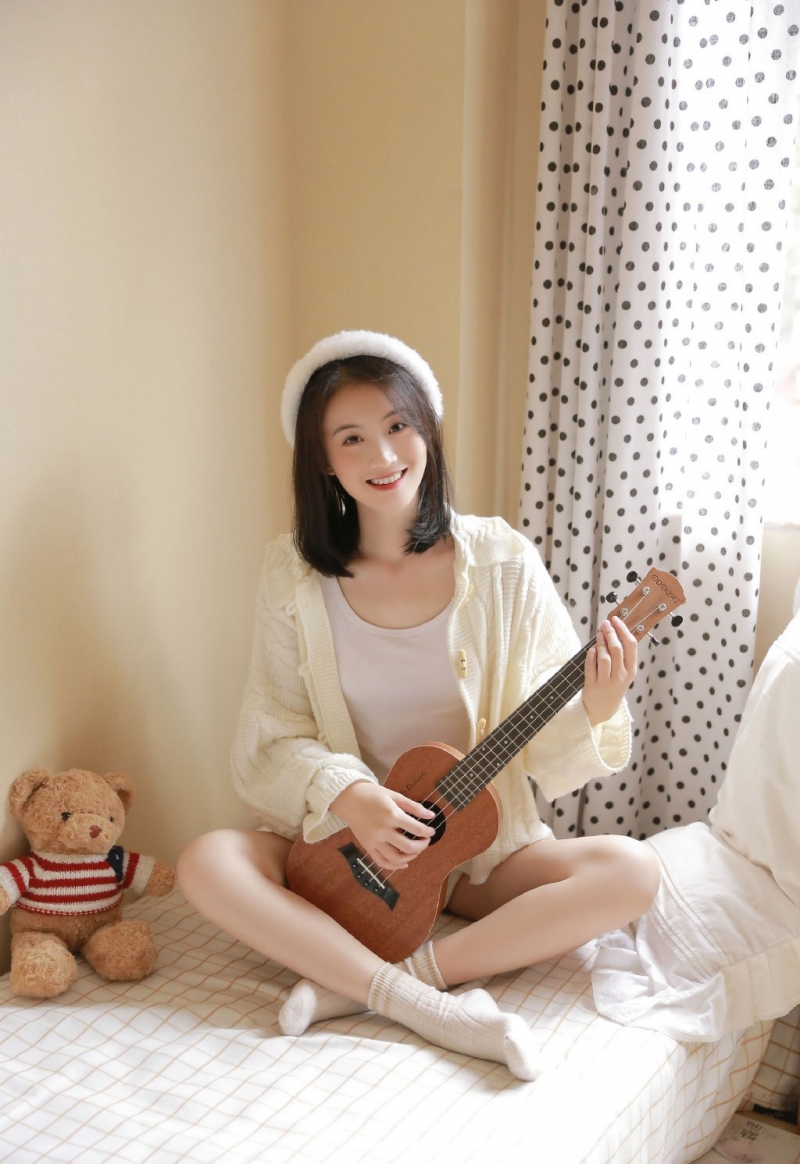 短发小姐姐白皙大长腿私房写真