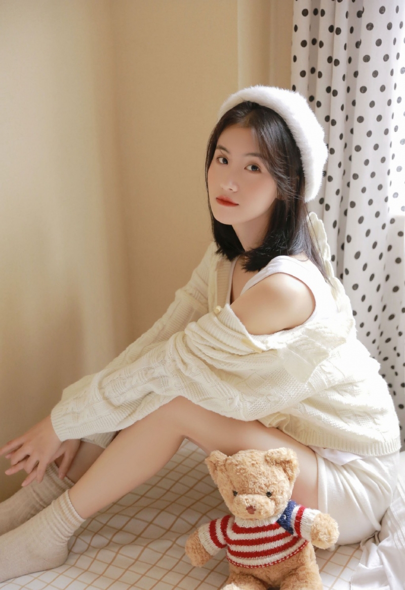 短发小姐姐白皙大长腿私房写真