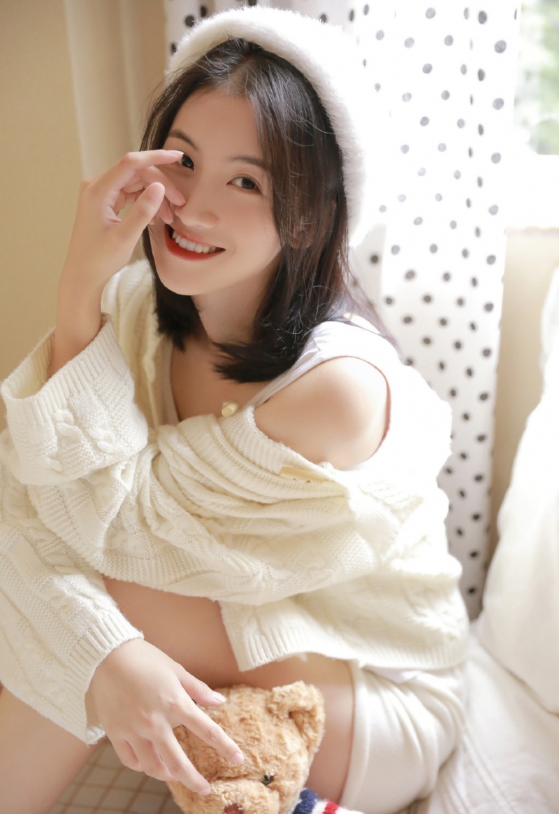 短发小姐姐白皙大长腿私房写真