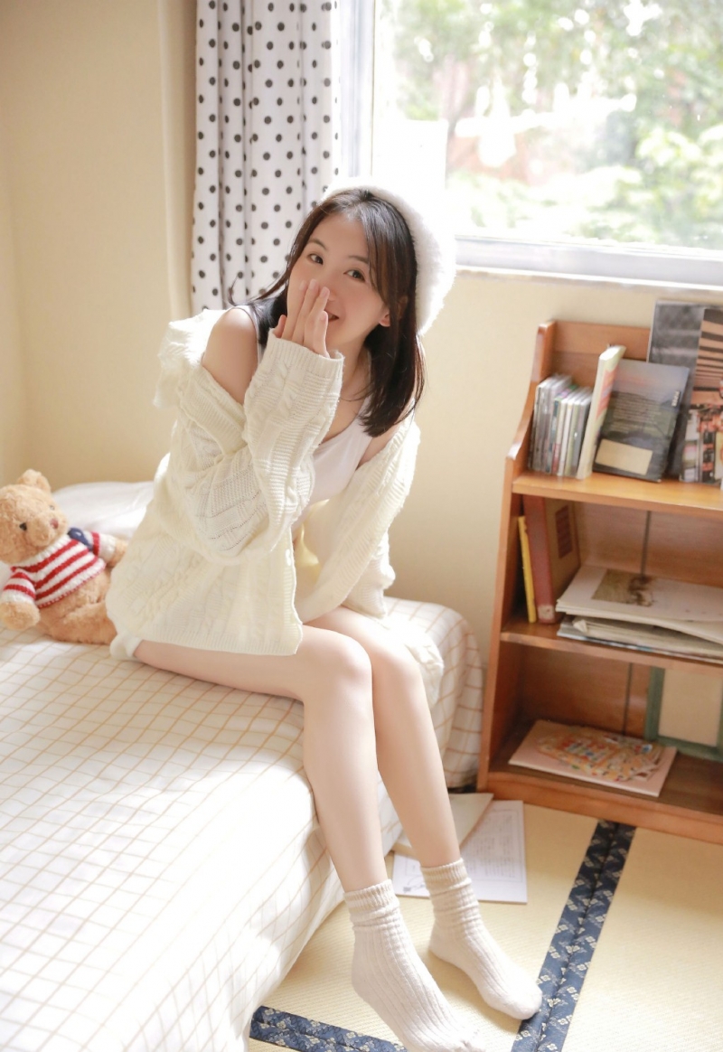 短发小姐姐白皙大长腿私房写真