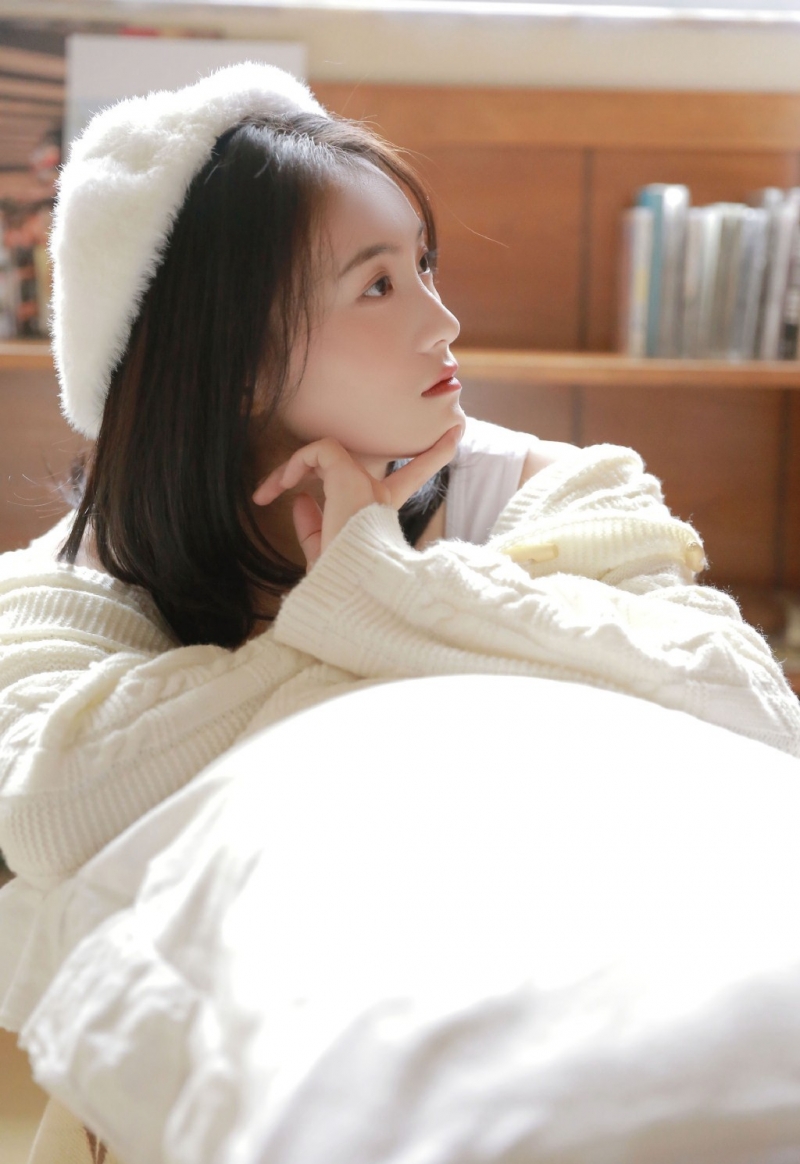 短发小姐姐白皙大长腿私房写真