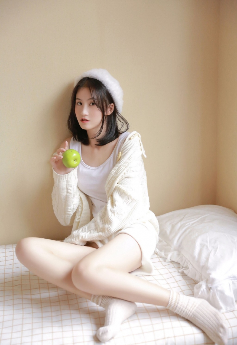 短发小姐姐白皙大长腿私房写真