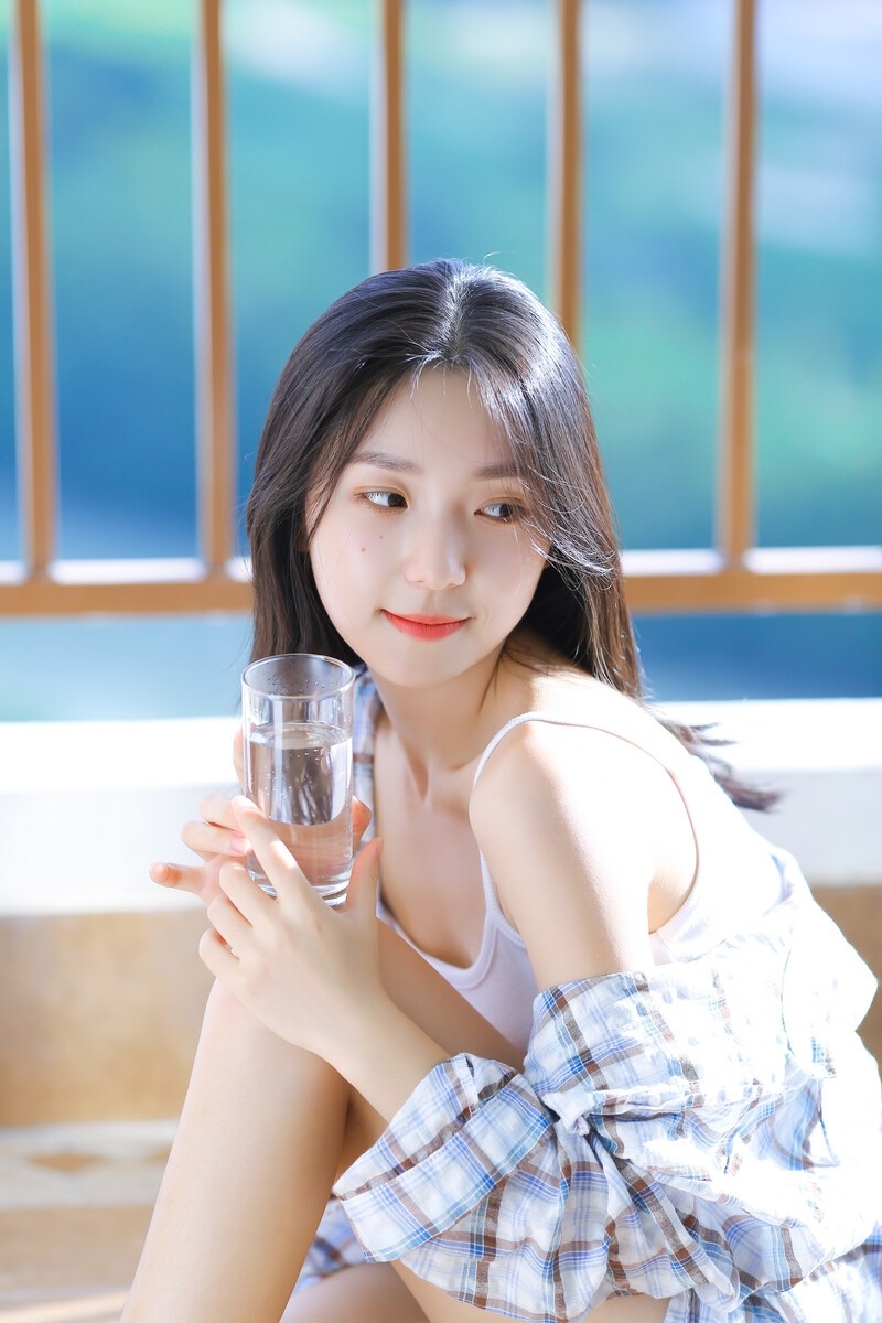 小清新美少女吊带香肩精选图片