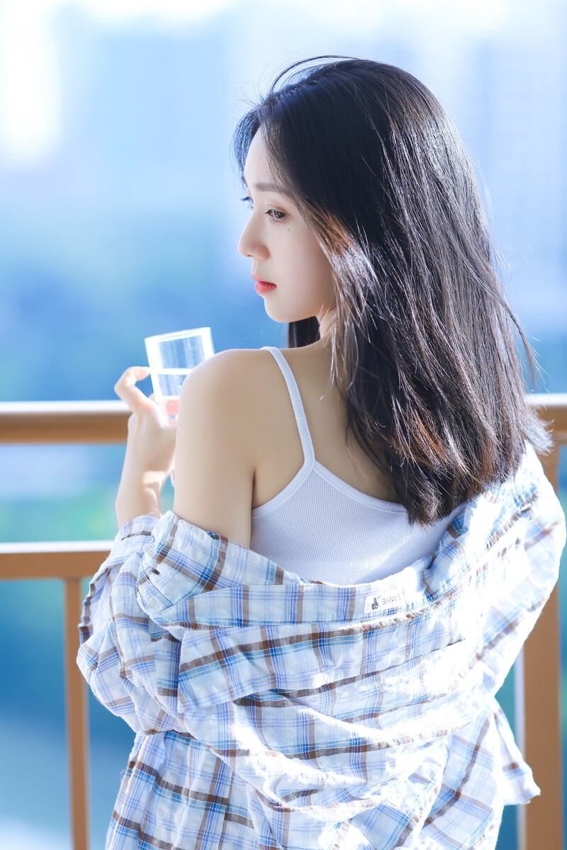 小清新美少女吊带香肩精选图片