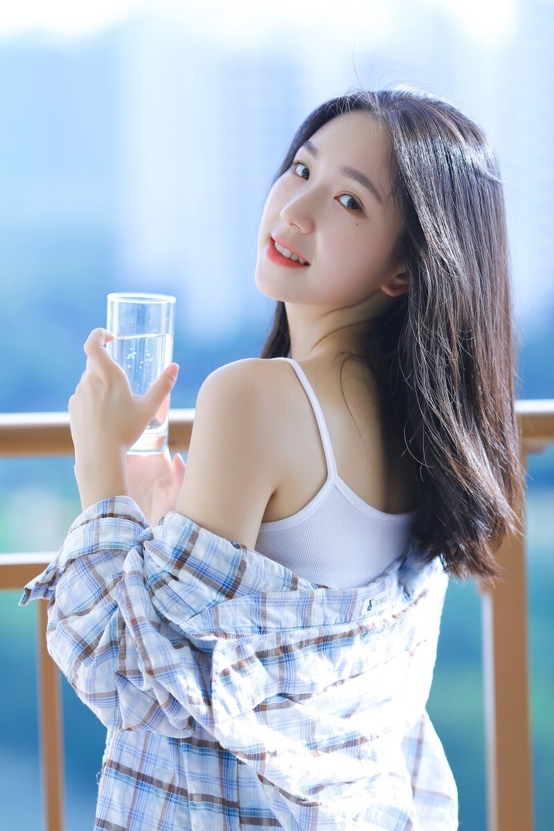 小清新美少女吊带香肩精选图片