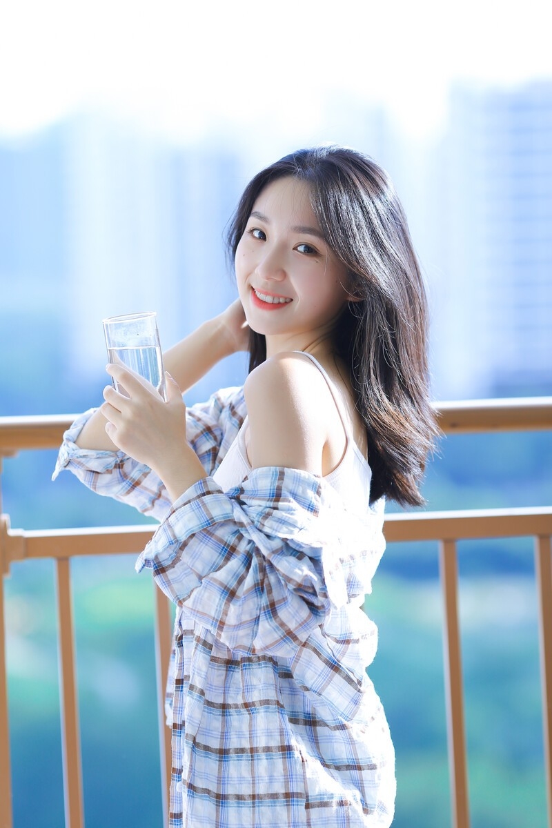 小清新美少女吊带香肩精选图片