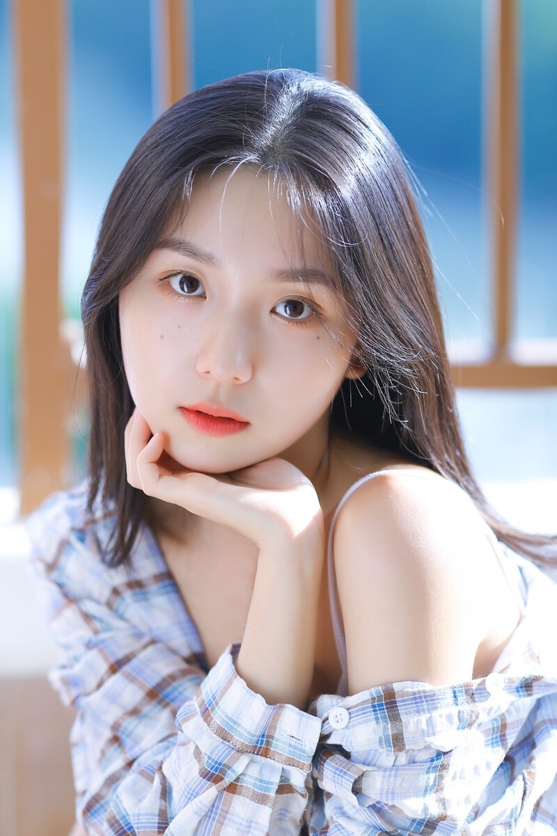 小清新美少女吊带香肩精选图片