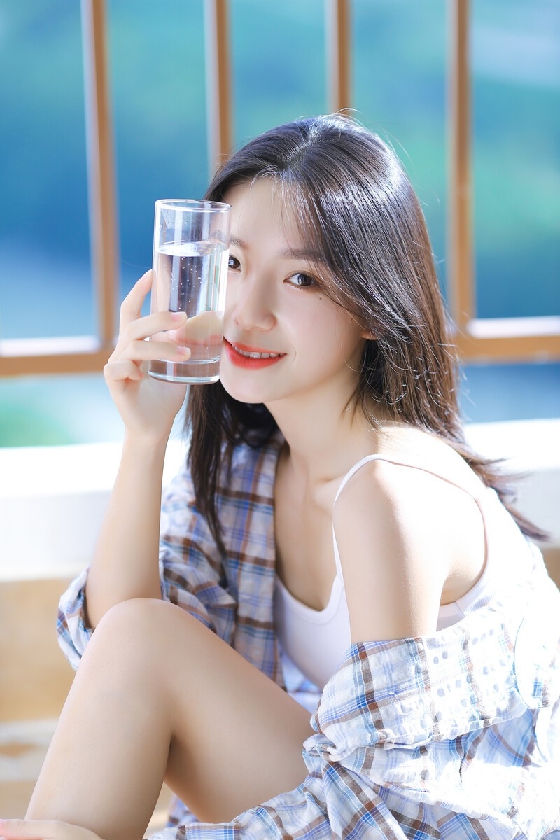 小清新美少女吊带香肩精选图片