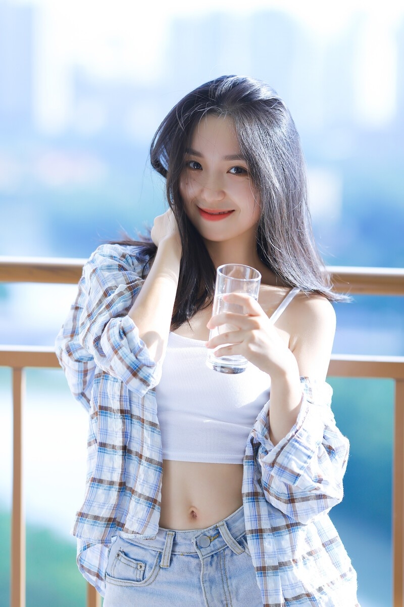 小清新美少女吊带香肩精选图片