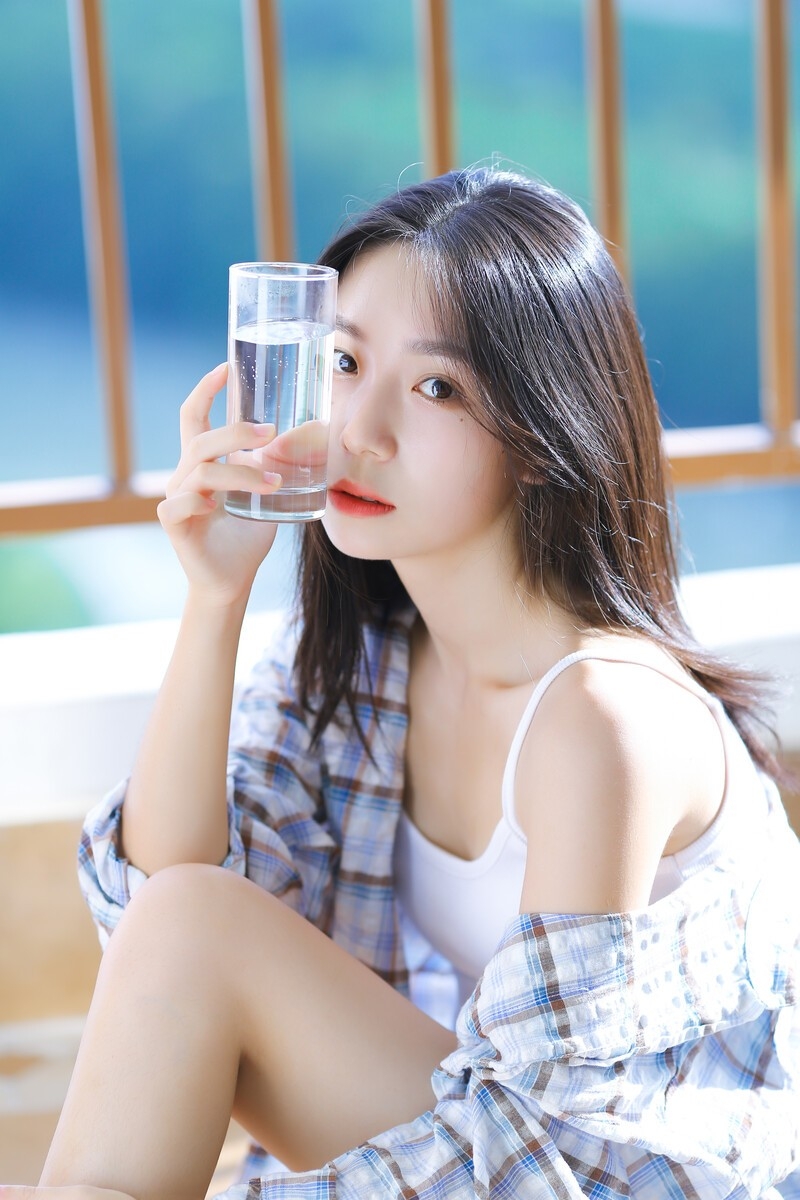 小清新美少女吊带香肩精选图片