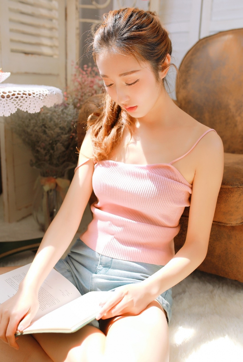 金发少女吊带热裤白嫩肌肤套图