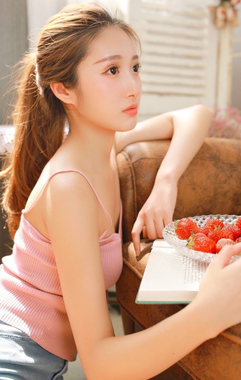 金发少女吊带热裤白嫩肌肤套图