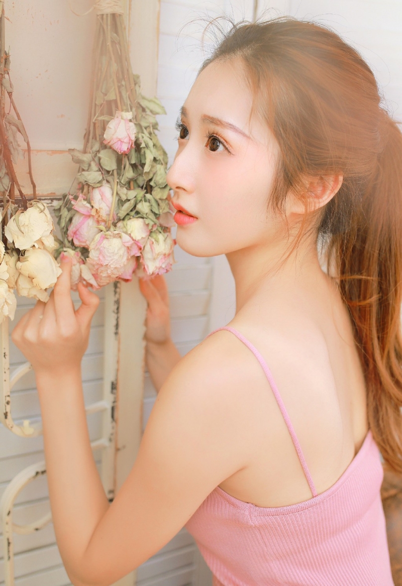 金发少女吊带热裤白嫩肌肤套图