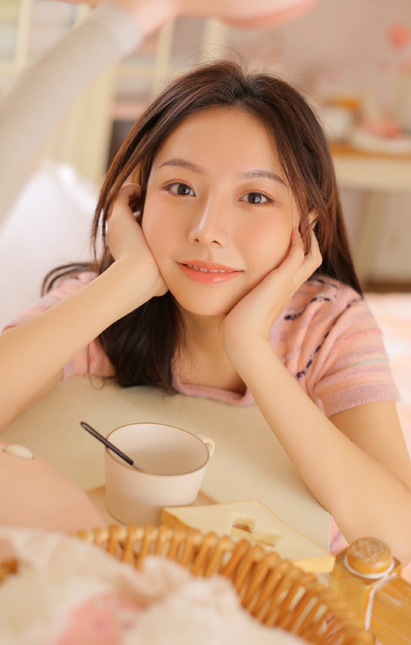 粉嫩小妹黑长直发温婉动人图片